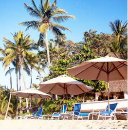 Sombrillas de la playa tranquila en Sayulita